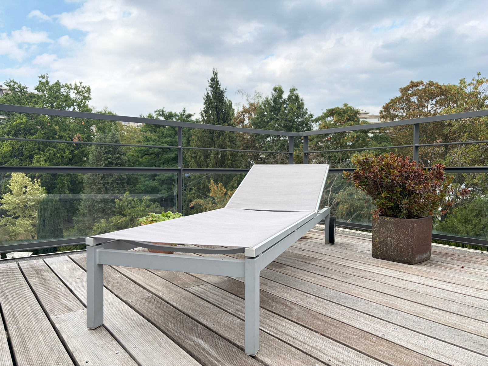 Grijze ligstoel voor buiten, Tuin en Terras, Ophalen, Zo goed als nieuw