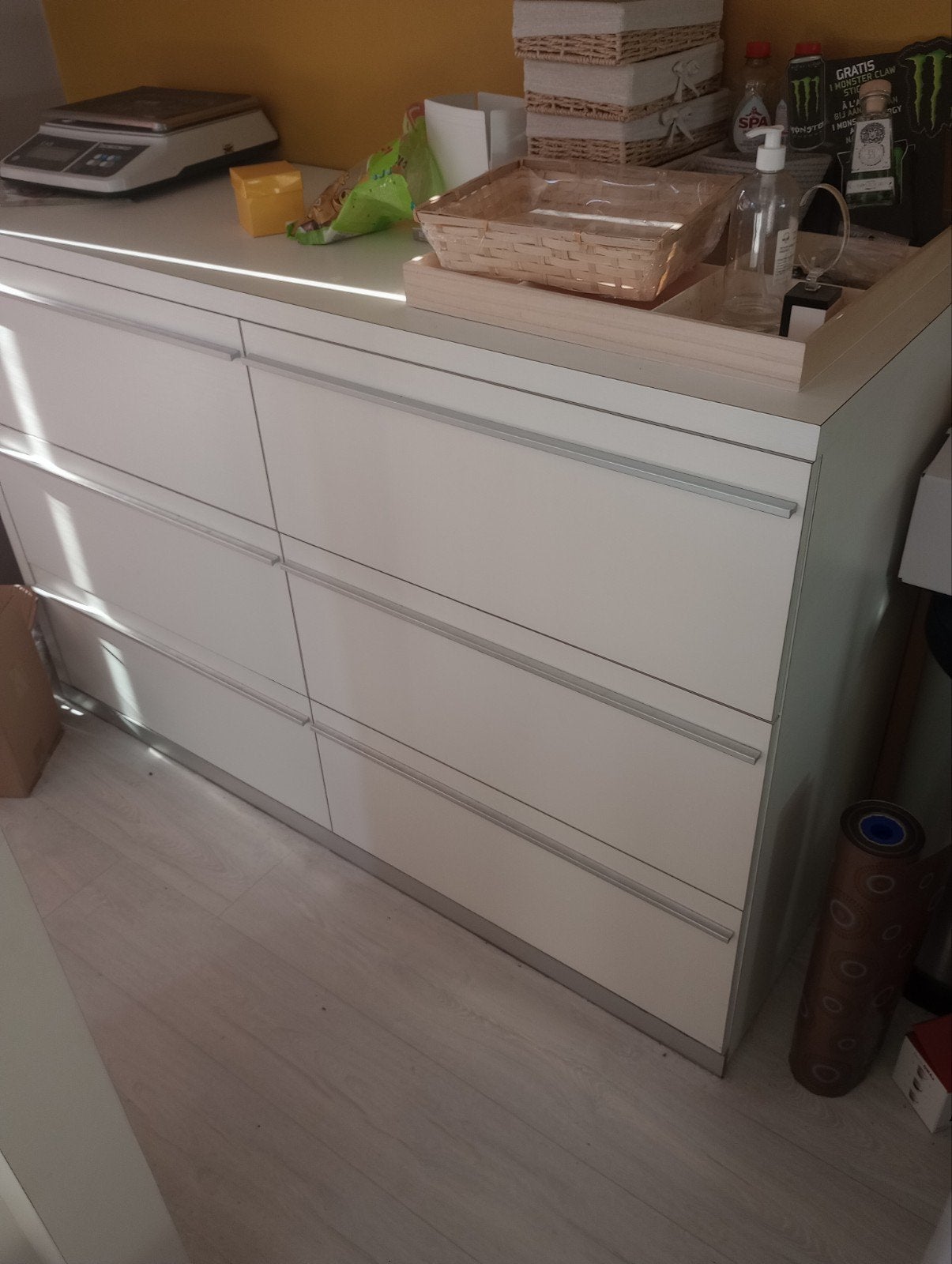 Ruime kast met 6 dezelfde schuiven., Ophalen