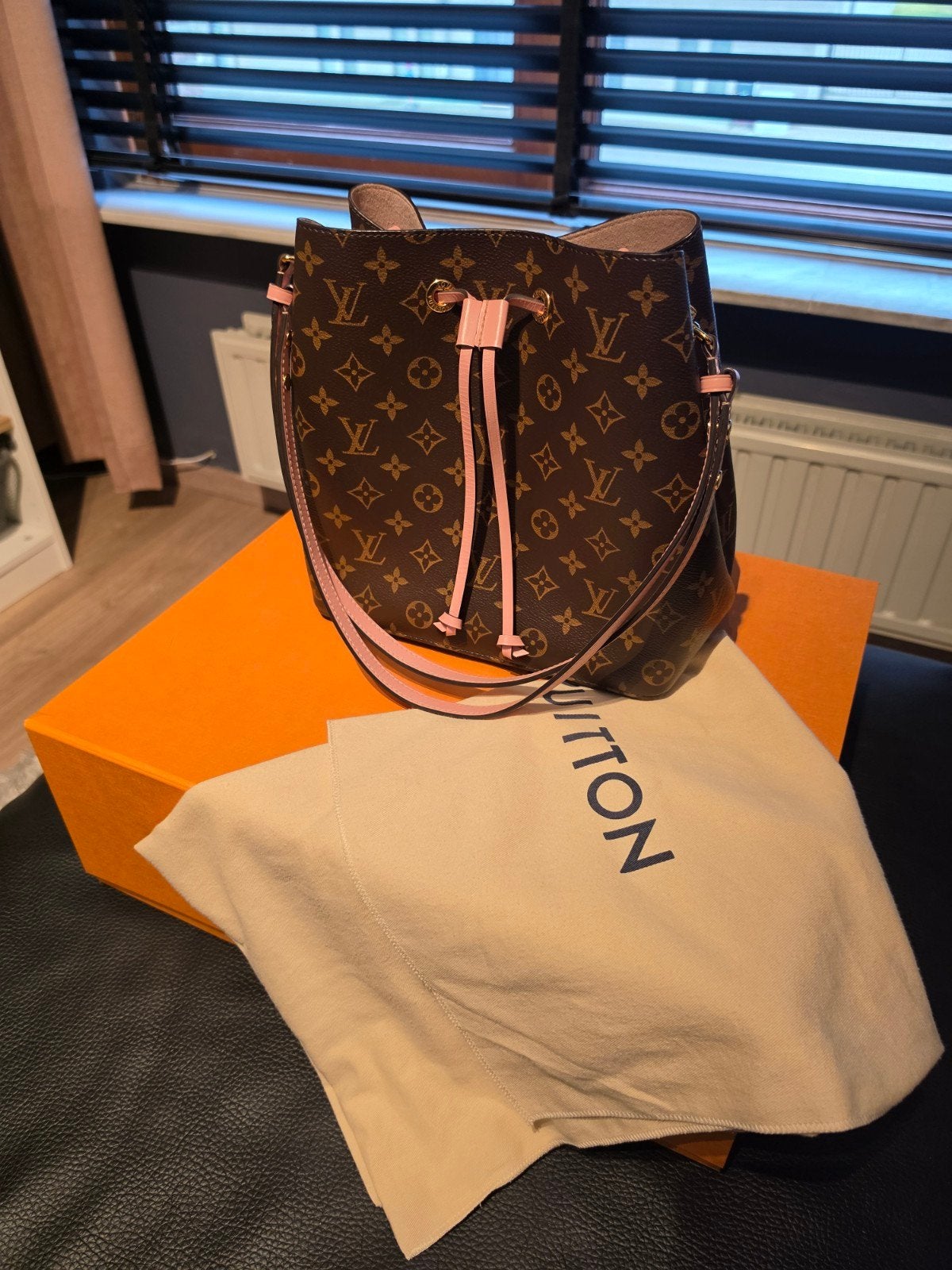 Louis Vuitton Néo Noé bucket MM, Handtassen en Accessoires, Tassen | Reistassen en Weekendtassen, Ophalen, Roze
