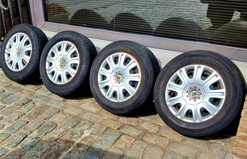 Très bons pneus été 195/65-15, jantes Skoda, Auto-onderdelen, Banden en Velgen, Ophalen, Gebruikt, 15 inch, Banden en Velgen