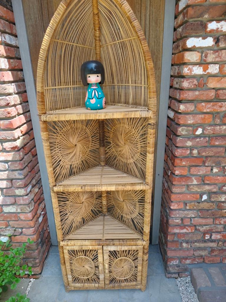 Vintage rotan bo-ho hoekkast, Antiquités & Art, Antiquités | Meubles | Tables, Enlèvement
