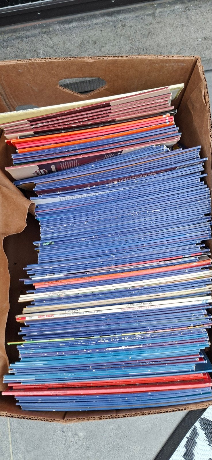 Doos met 140 tal strips. Uitgave belang van Limburg., Postzegels en Munten, Ophalen