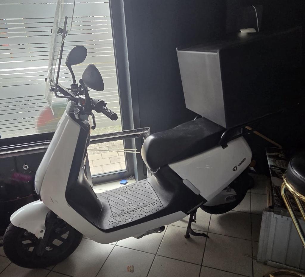 2x Yadea Elektrische Scooters +4 Batterijen + Delivery Boxen, Fietsen en Brommers, Brommers | Overige merken, Klasse A (25 km/u)