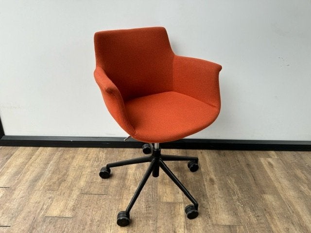 B&T design kuipstoel oranje rood, Huis en Inrichting, Ophalen of Verzenden