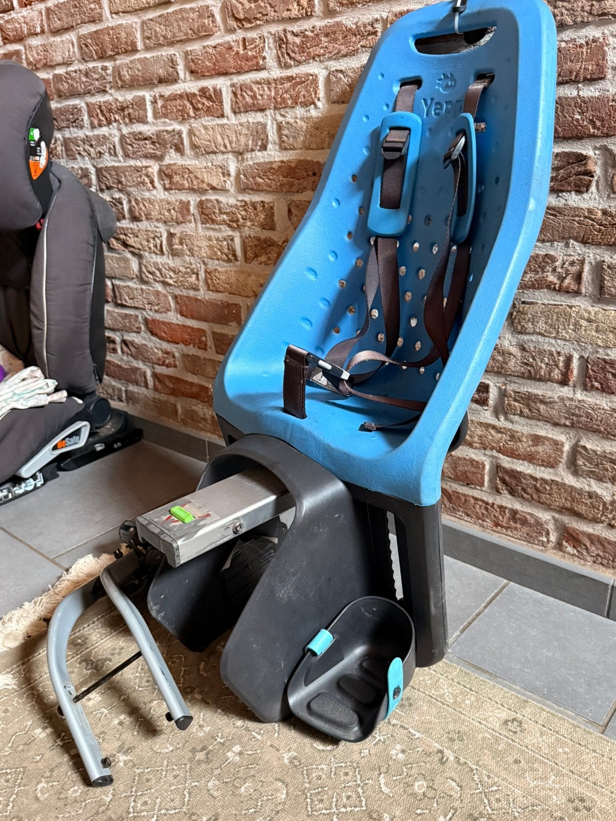 Siège de vélo Thule Yepp pour cadre de vélo, Vélos & Vélomoteurs, Enlèvement, Utilisé, Siège arrière, Repose-pieds