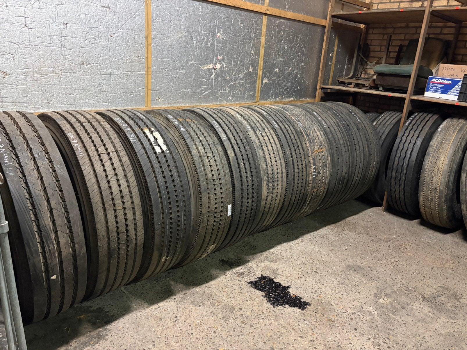 Diverse banden 22,5 en 20 inch, Ophalen, Zo goed als nieuw