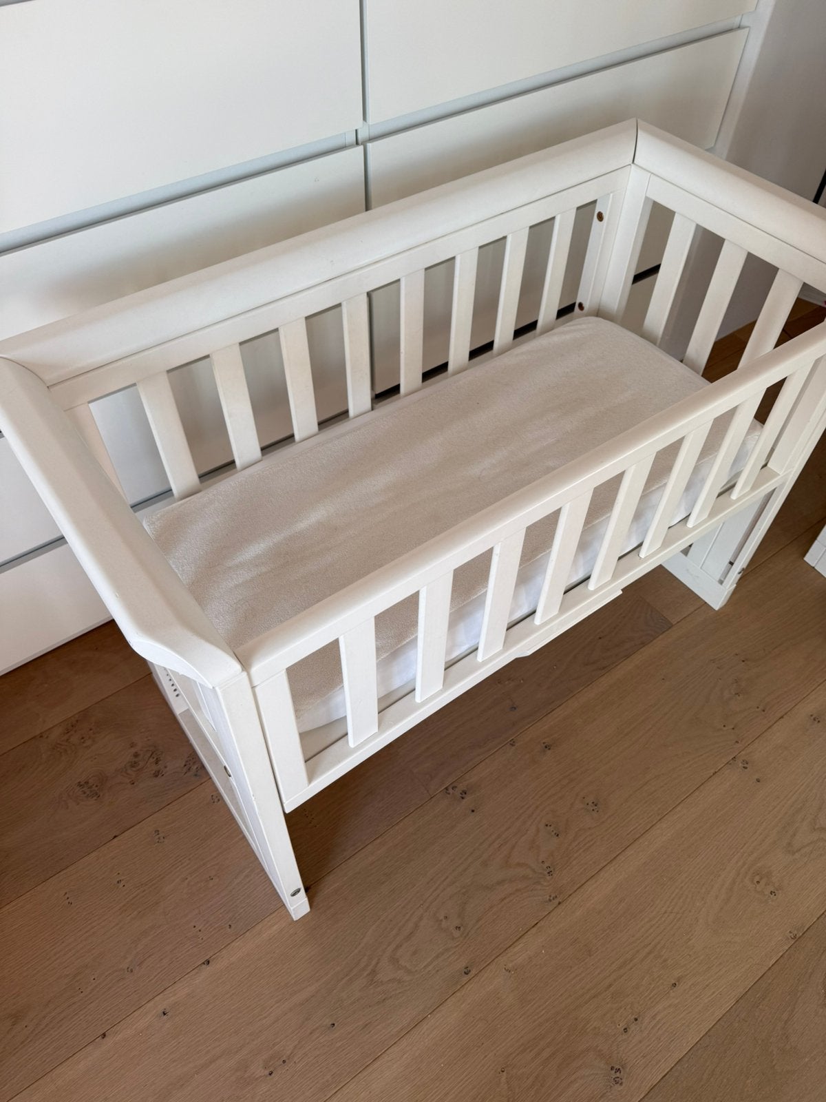 Witte co-sleeper op wielen + matras, Enlèvement, Utilisé, Matelas