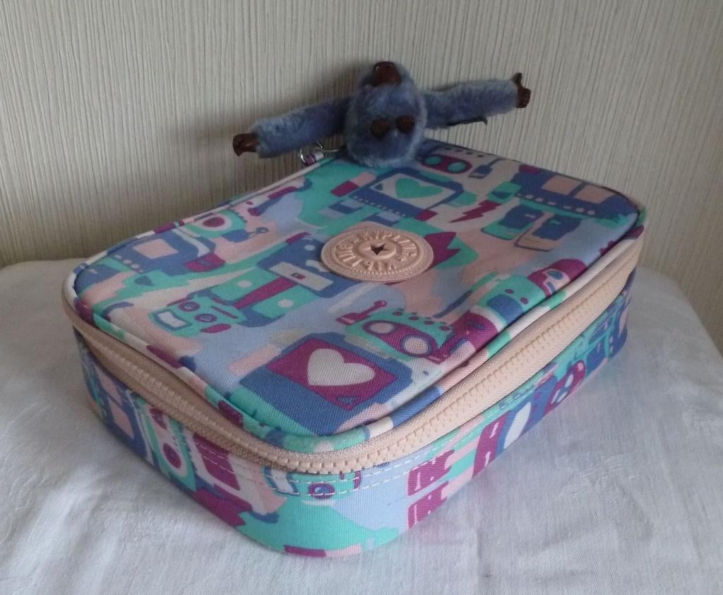 Kipling très gd plumier 100 pens pastels + singe, Divers, Enlèvement ou Envoi, Utilisé