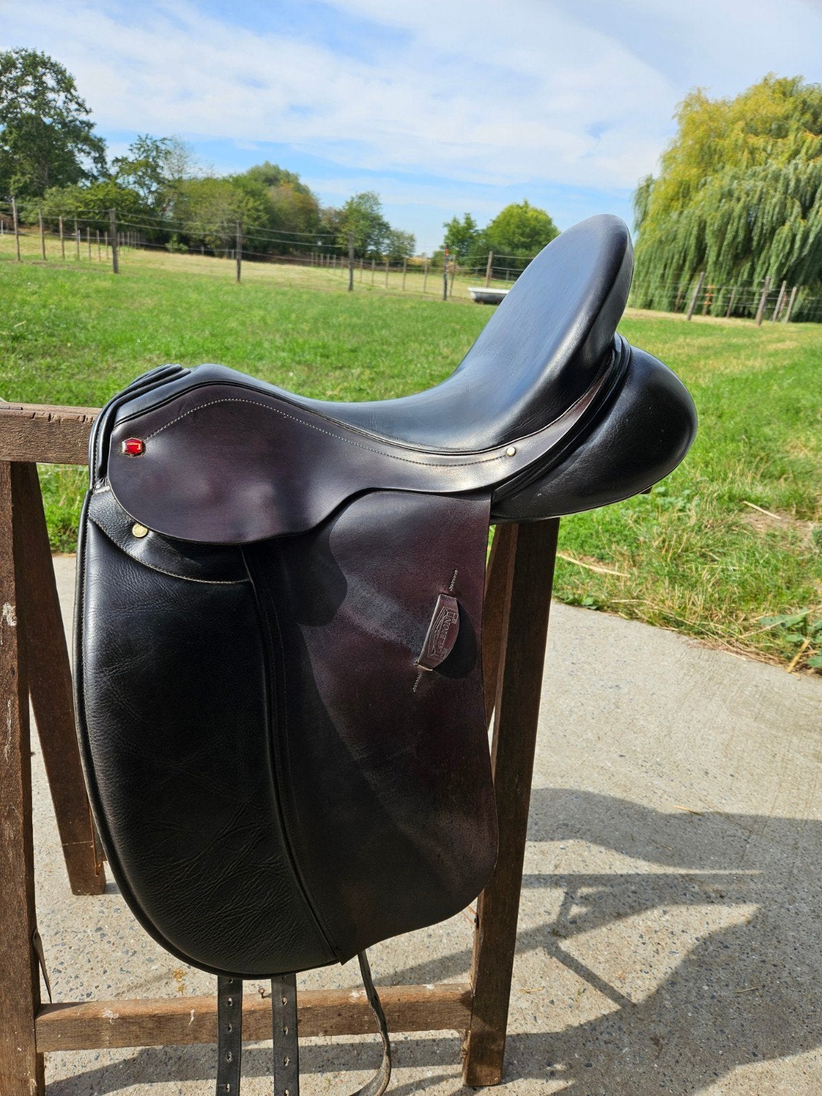 Albion dressuurzadel, Dieren en Toebehoren, Ophalen, L (17.5 inch)
