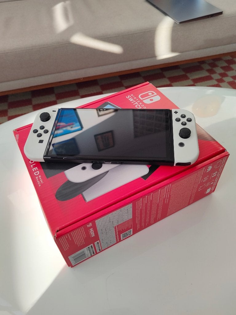 Nintendo Switch OLED blanche - Très bon état, Consoles de jeu & Jeux vidéo, Consoles de jeu | Nintendo Switch, Enlèvement ou Envoi