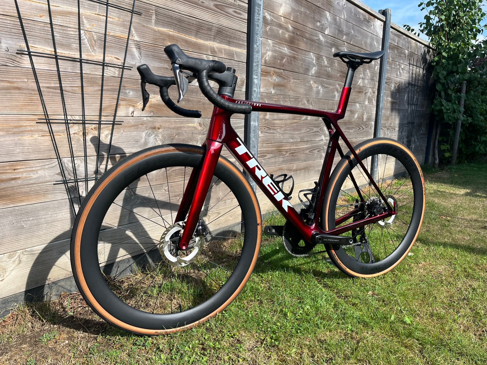 Trek Madone SLR 7 Gen 8 L / 58. 2025 Project One. Red Smoke, Enlèvement, Comme neuf, Carbone