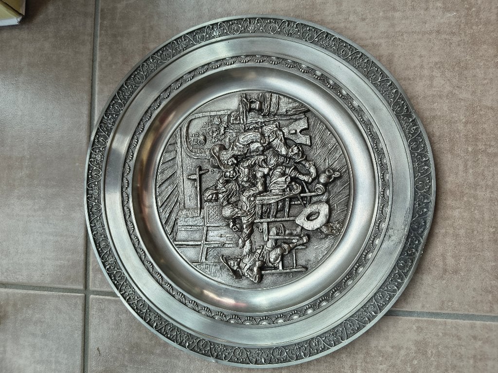 Trois assiettes en étain, Enlèvement ou Envoi