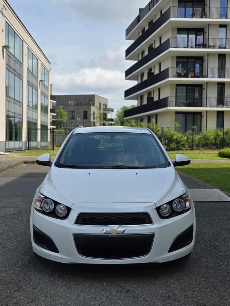 Chevrolet Aveo 1.2 Benzine Parelwit kleur, Auto's, Chevrolet, Euro 5, Stof, Wit, 5 deurs