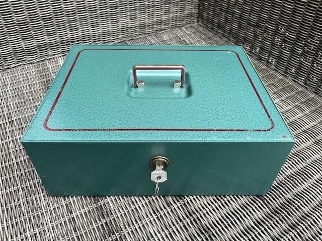 Geldkoffer met sleutel, Verzamelen, Spaarpotten, Zo goed als nieuw, Overige thema's, Metaal of Blik, Ophalen