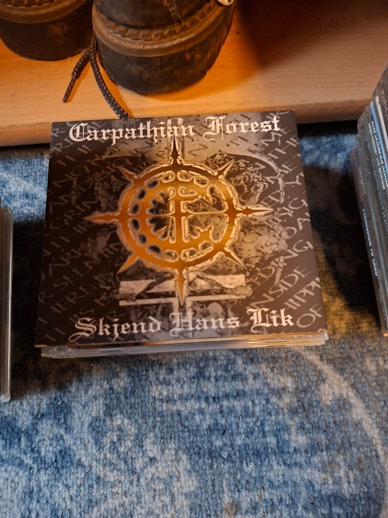 cd - carpathian forest - skjend hans lik, Ophalen of Verzenden, Zo goed als nieuw, Black metal, Digipak