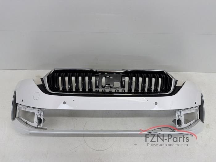 Skoda Octavia IV Facelift Voorbumper Wit 4PDC, Ophalen of Verzenden, Gebruikt, Voor, Bumper