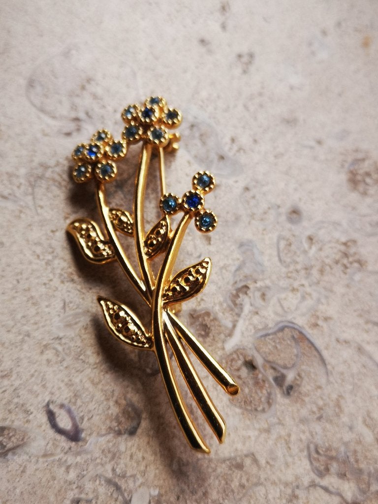 Bloemen broche met blauwe steentjes, Handtassen en Accessoires, Broches, Ophalen of Verzenden