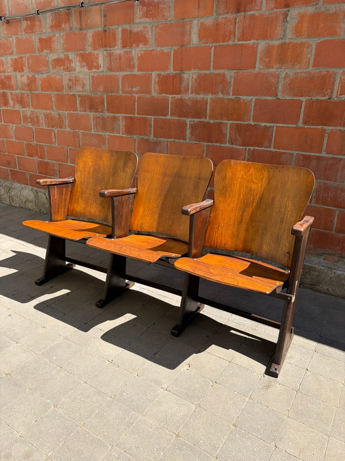 Vintage cinemastoelen, Ophalen