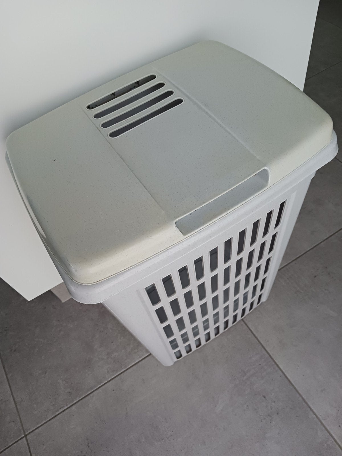 Grijze wasmand te koop., Ophalen, Gebruikt, Grijs, Wasmand
