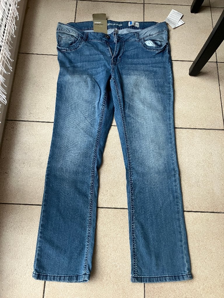 Nieuwe spijkerbroek Maat 44 Straight extra short, Vêtements | Femmes, Culottes & Pantalons, Enlèvement ou Envoi, Neuf, Taille 42/44 (L)
