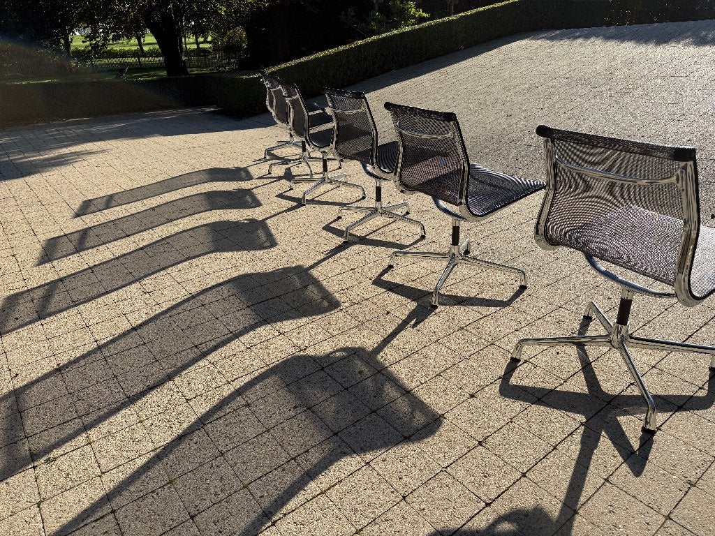 Vitra Eames EA 105 conferentiestoel zwart netweave - chroom, Huis en Inrichting, Ophalen, Zwart, Zo goed als nieuw, Bureaustoel