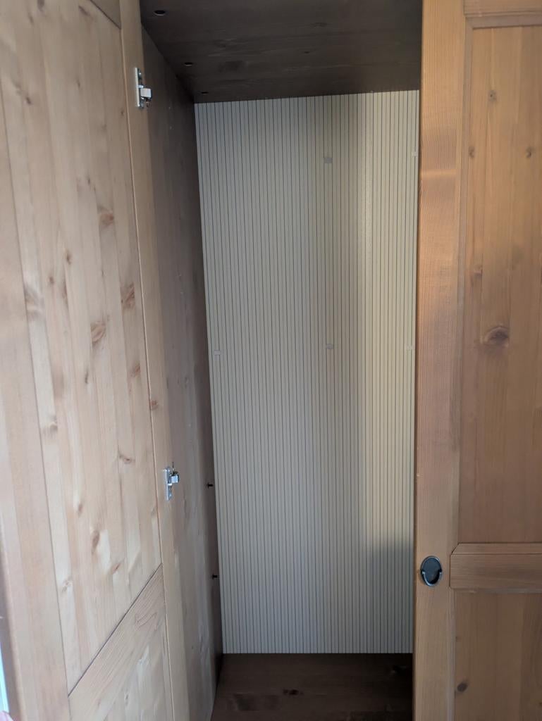 IKEA kledingkast van gelakt hout, Huis en Inrichting, Kasten | Roldeurkasten en Archiefkasten, Ophalen