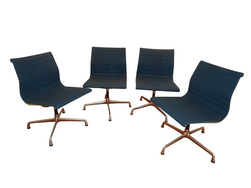 Veilinghuis Oranje 4 chaises bleues rétro Design Eames Vitra, Enlèvement
