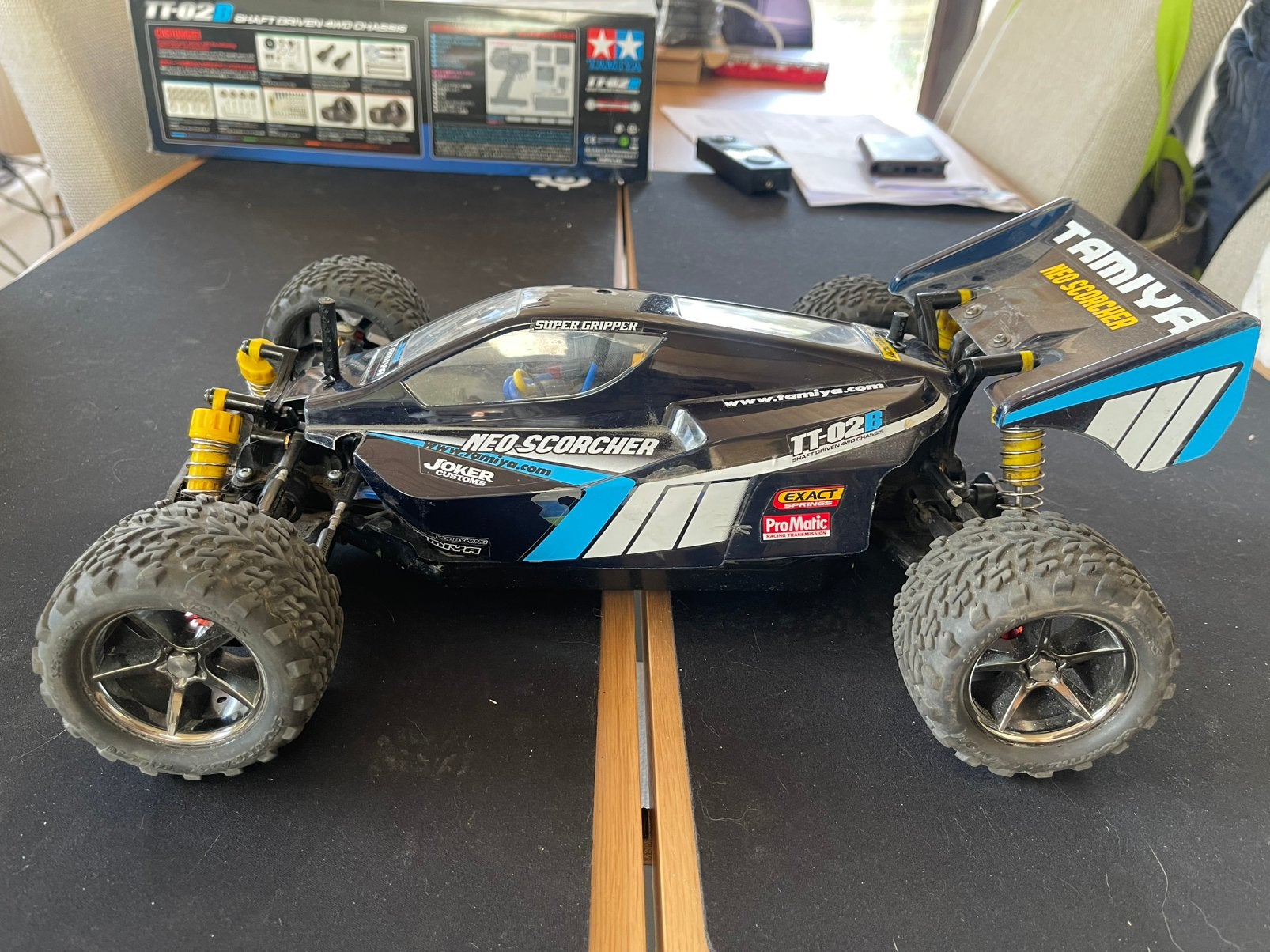 Tamiya Neo Scorcher TT-02B 4x4 + nombreux accessoires, Échelle 1:10, Enlèvement ou Envoi, Voiture off road, Comme neuf