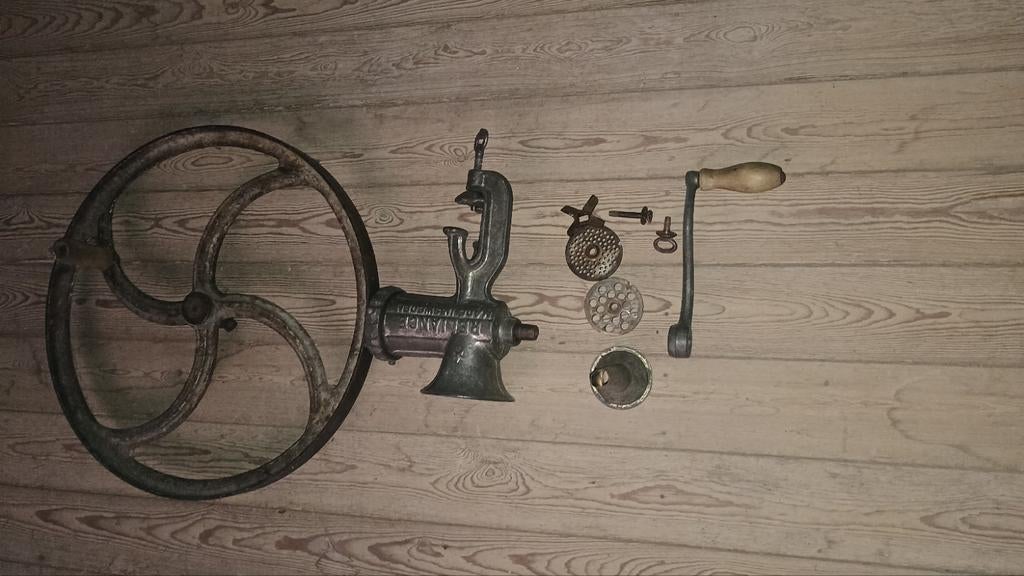vleesmolen, Ophalen