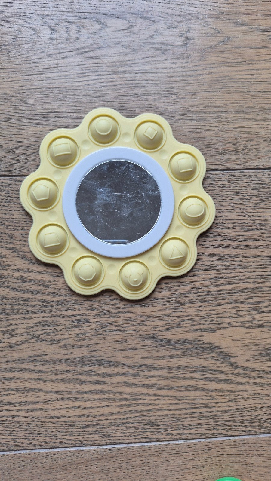Spiegeltje met nopjes, Enlèvement