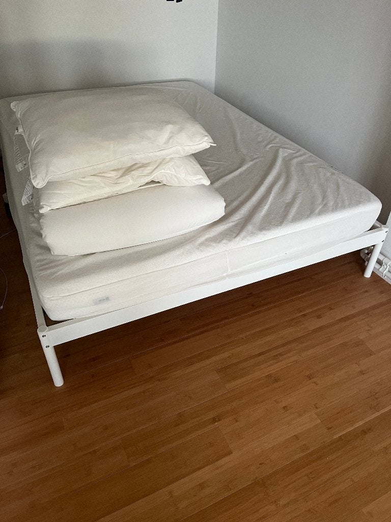 Lit double avec matelas et couettes 140x200 cm, Maison & Meubles, Chambre à coucher | Lits, Wit Metalen Bed, Enlèvement, Deux personnes