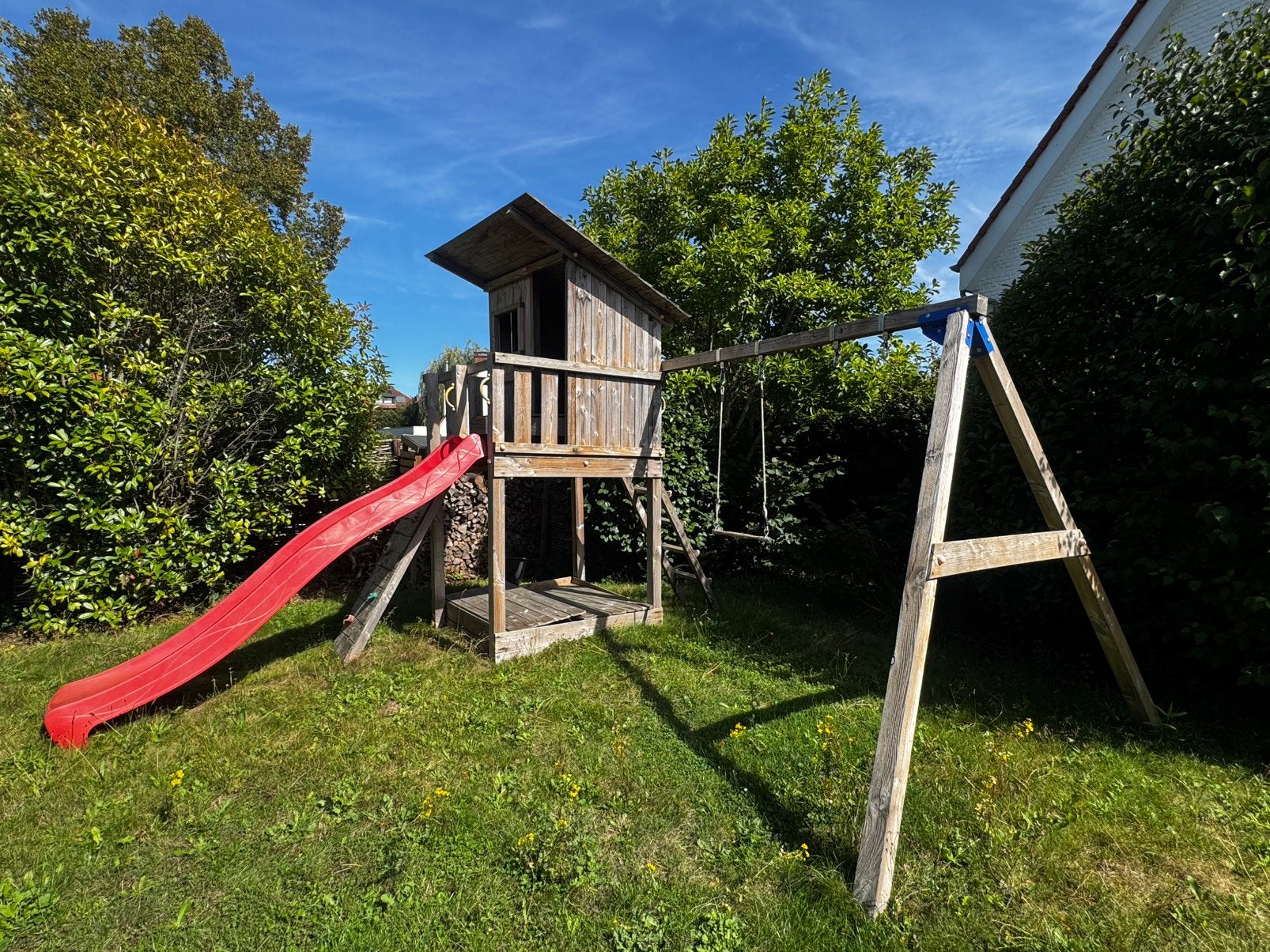 Tour de jeu (bois) avec toboggan, balançoire, mur d'escalade, Enlèvement, Utilisé, Toboggan, Partie complémentaire
