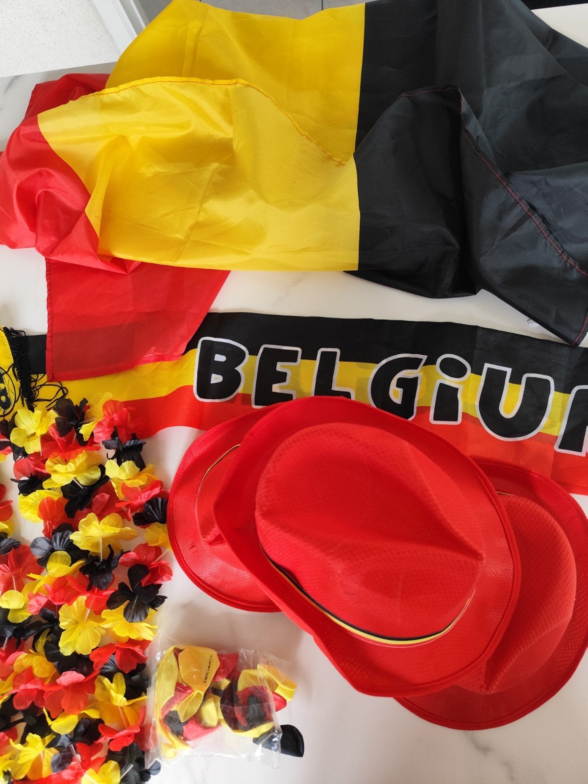 Voetbal accessoires: 1 vlag, 3 hoeden, 2 halskransen, sjaal, Hobby & Loisirs créatifs, Articles de fête, Enlèvement