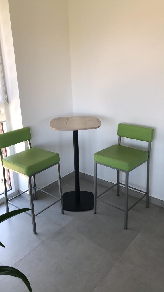 Mange debout et 2 tabourets hauts, Ophalen, Zo goed als nieuw
