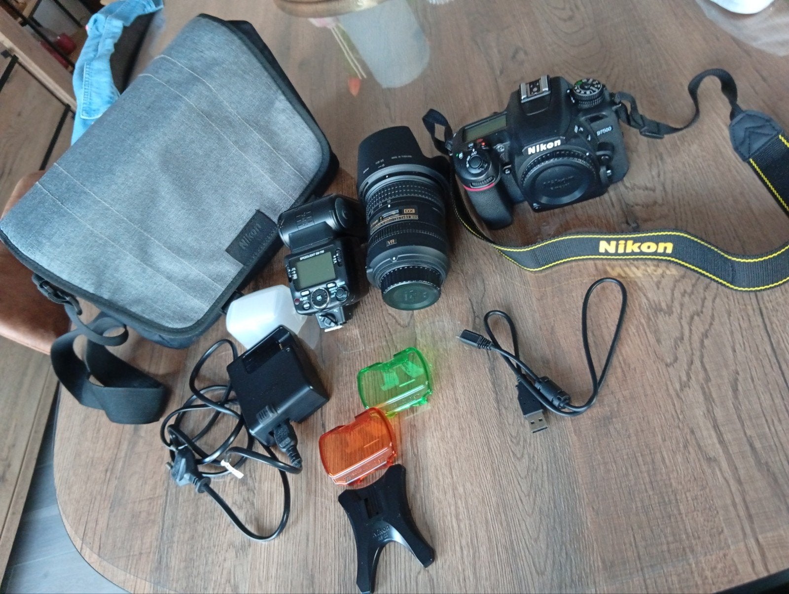Nikon D7500 + 18-200mm VR + SB-700 + accessoires – slechts 4, Ophalen of Verzenden