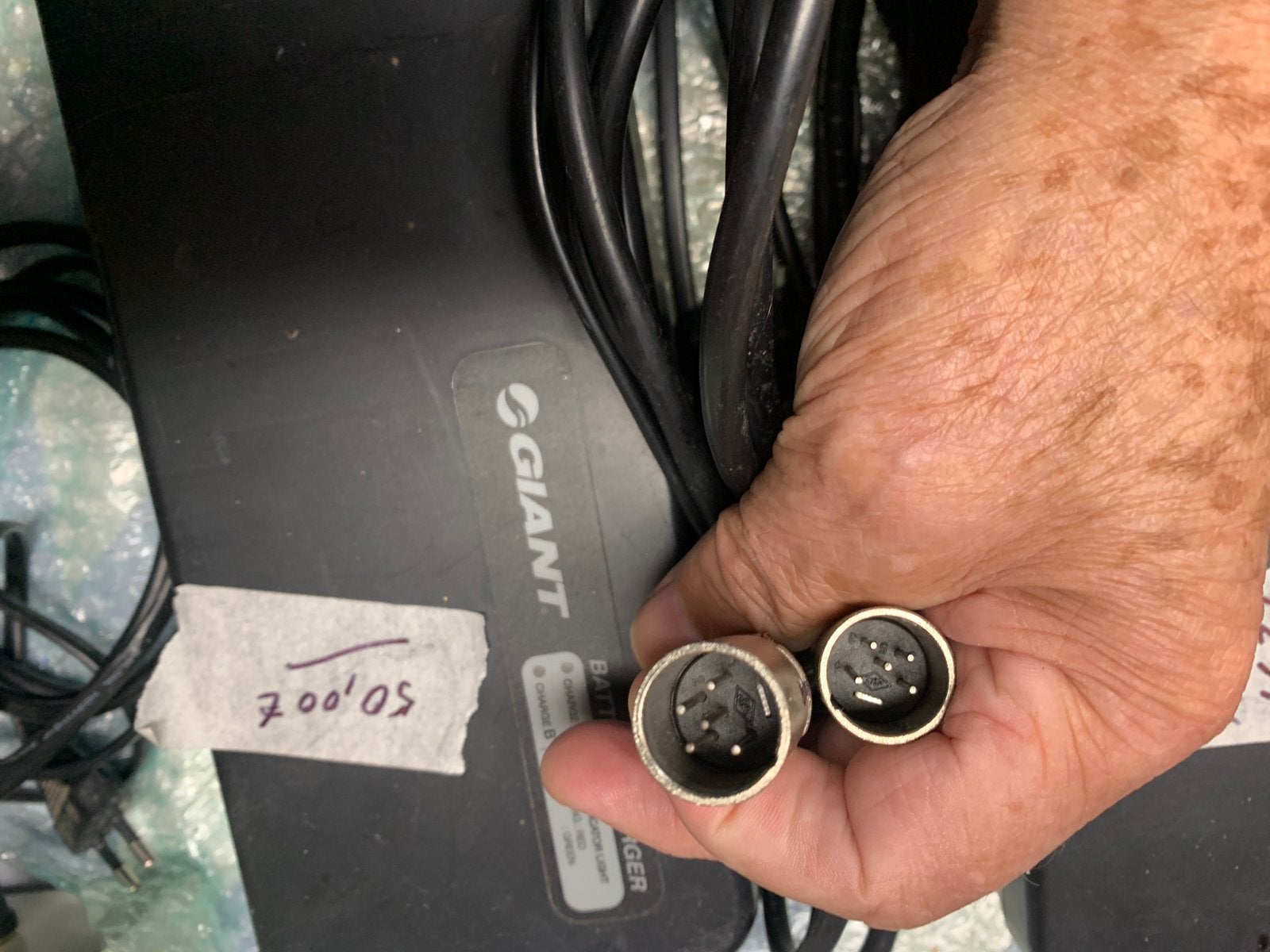 Giant twist oplader met 5 pinnetjes 36v accu, Fietsen en Brommers, Zo goed als nieuw