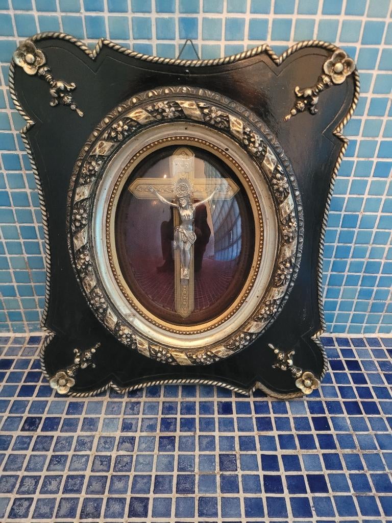 Kruisbeeld in mooie kader met bol glas, Antiek en Kunst, Ophalen