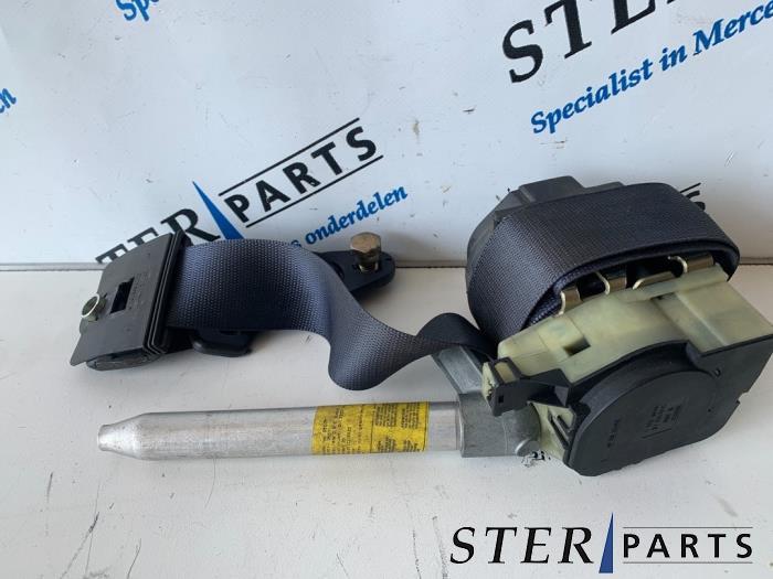 Ceinture de sécurité avant droite d'un Mercedes E-Klasse, Autos : Pièces & Accessoires, Habitacle & Garnissage, Mercedes-Benz