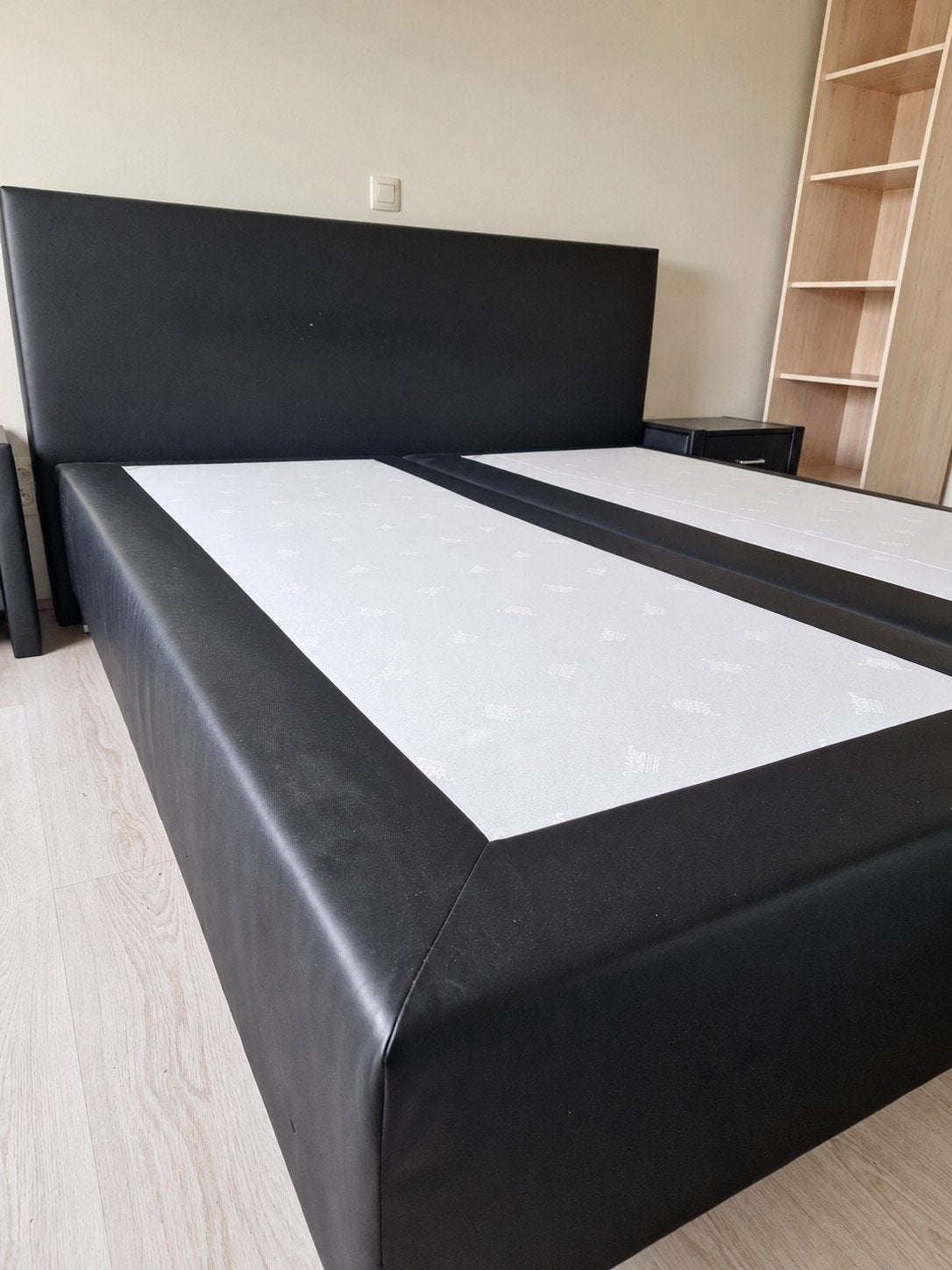 Urgent : sommier 180 de large, 210 de long, 2 tables de chev, 210 cm, Modern, strak, lederlook, Enlèvement, Utilisé