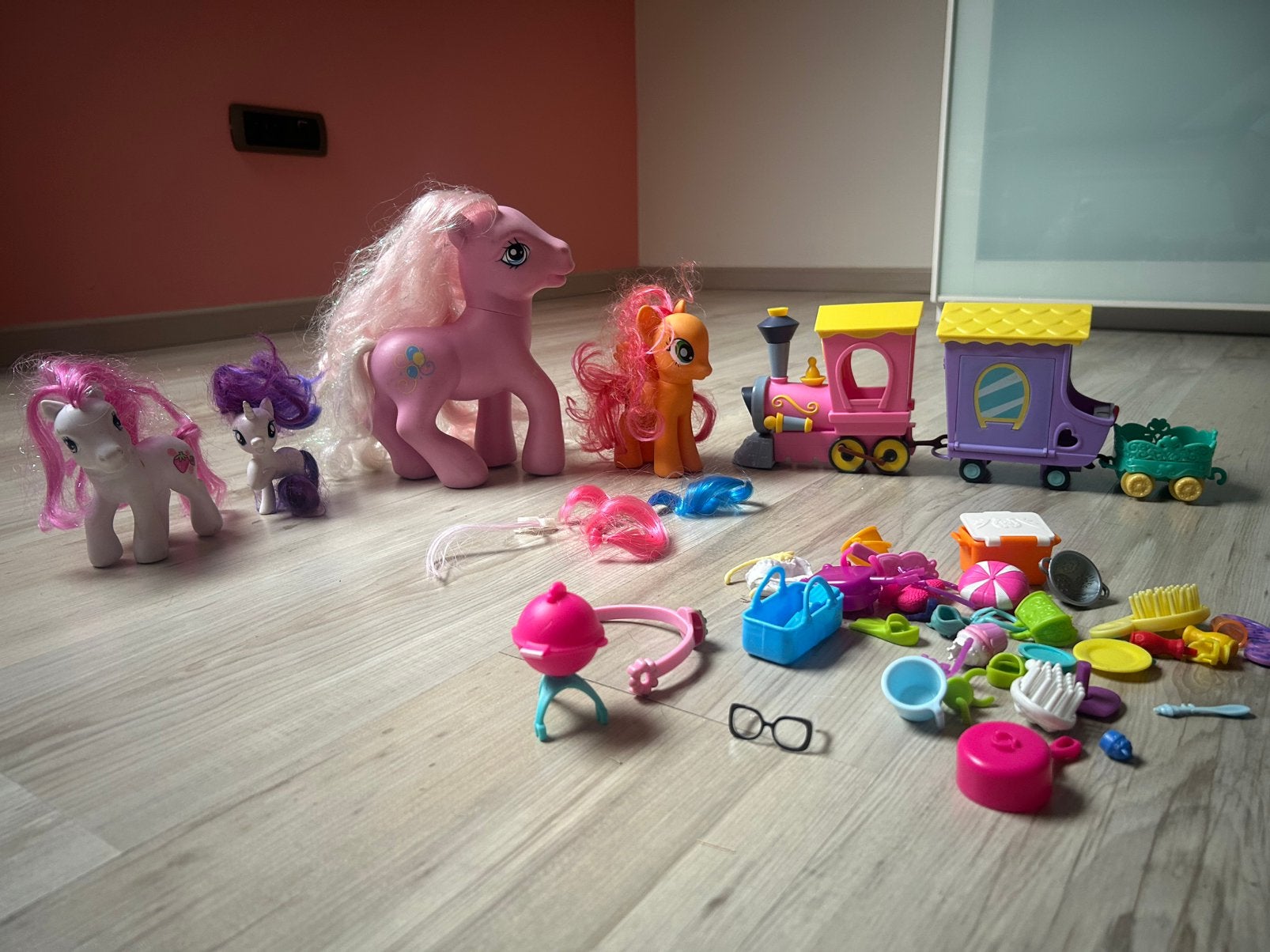 Trein My Little Pony + 4 pony’s + accesoires, Ophalen, Gebruikt