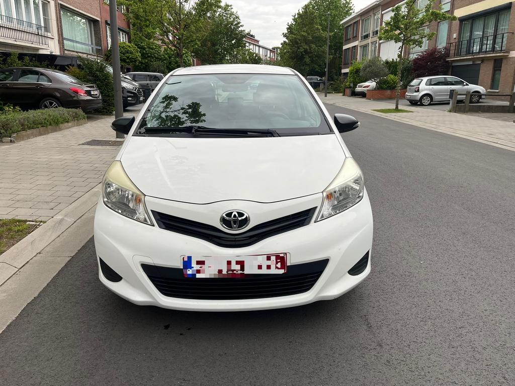 Toyota Yaris 1.0 benzine – 2012 – wit – manueel – 200.000 km, Auto's, Euro 5, Wit, Handgeschakeld, Particulier