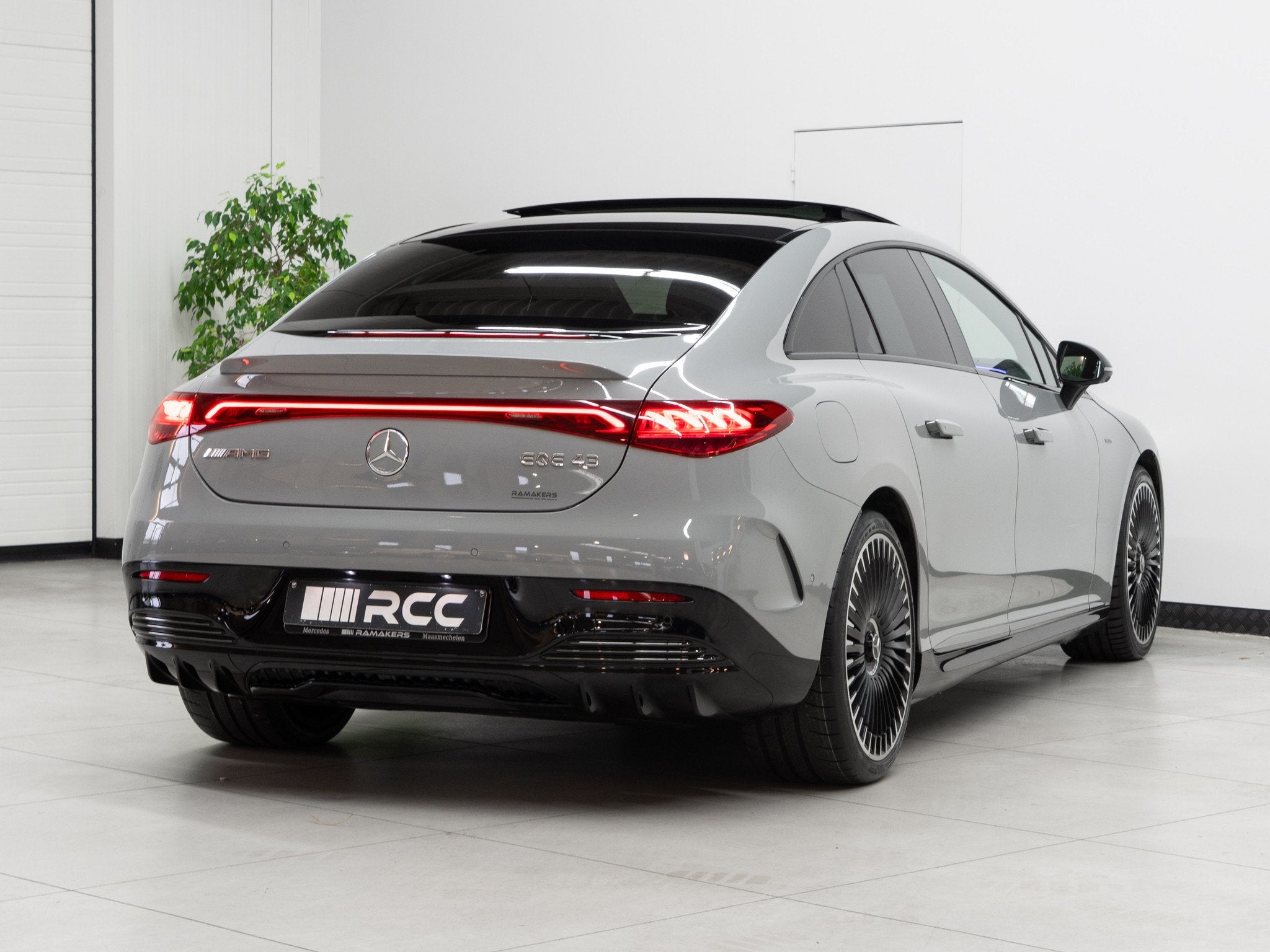 Mercedes-Benz EQE 43 AMG 4M Night 21" HYPERSCREEN Nappaleder, Auto's, Automaat, 4 deurs, Gebruikt, Zwart
