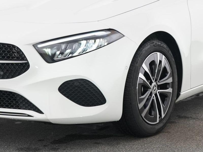 Mercedes-Benz A-Klasse 180 Hatchback Luxury Line | Panoramis, Auto's, Mercedes-Benz, Stof, 4 cilinders, 136 pk, Wit