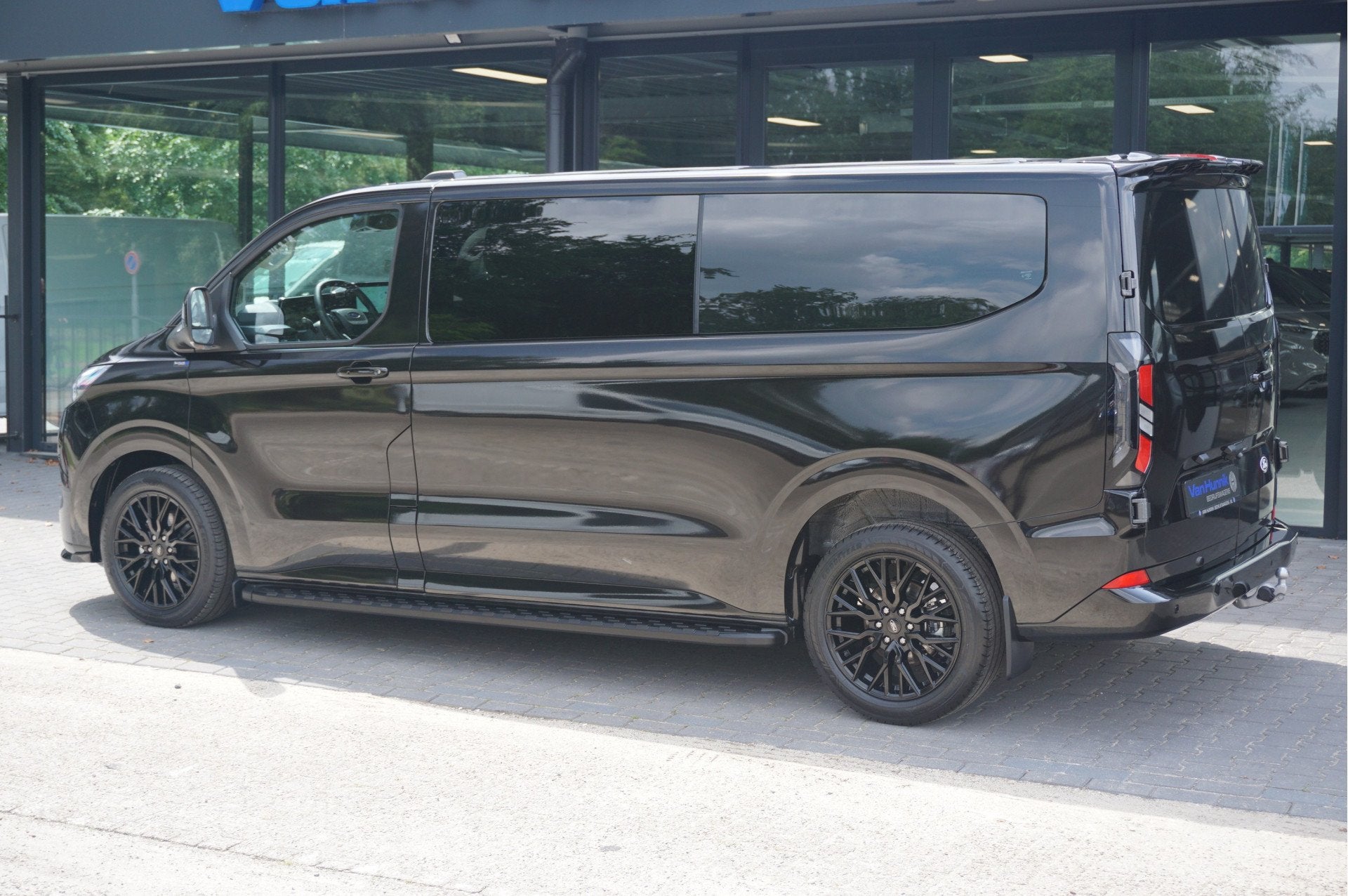 Ford Transit Custom 320L 2.5 PHEV 233PK Dubbel Cabine JWR BL, Auto's, Gebruikt, Zwart, Bedrijf, Hybride Elektrisch/Benzine
