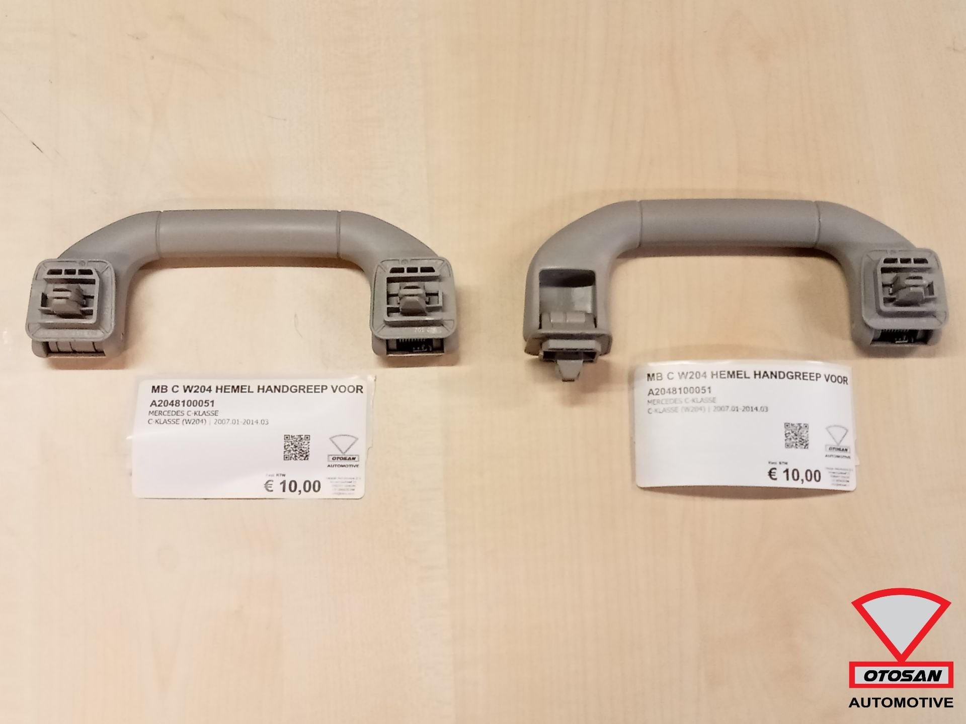 Poign e ciel Mercedes classe C W204 pour A2048100051, Mercedes-Benz AG, Mercedes-Benz, Utilisé, Mercedesstrasse 120
70372  Stuttgart, DE