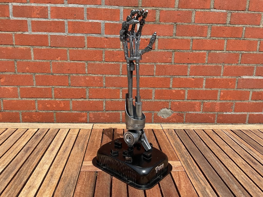 T-800 endoskelleton arm, 3D geprint metalen base. 59 cm hoog, Verzamelen, Ophalen