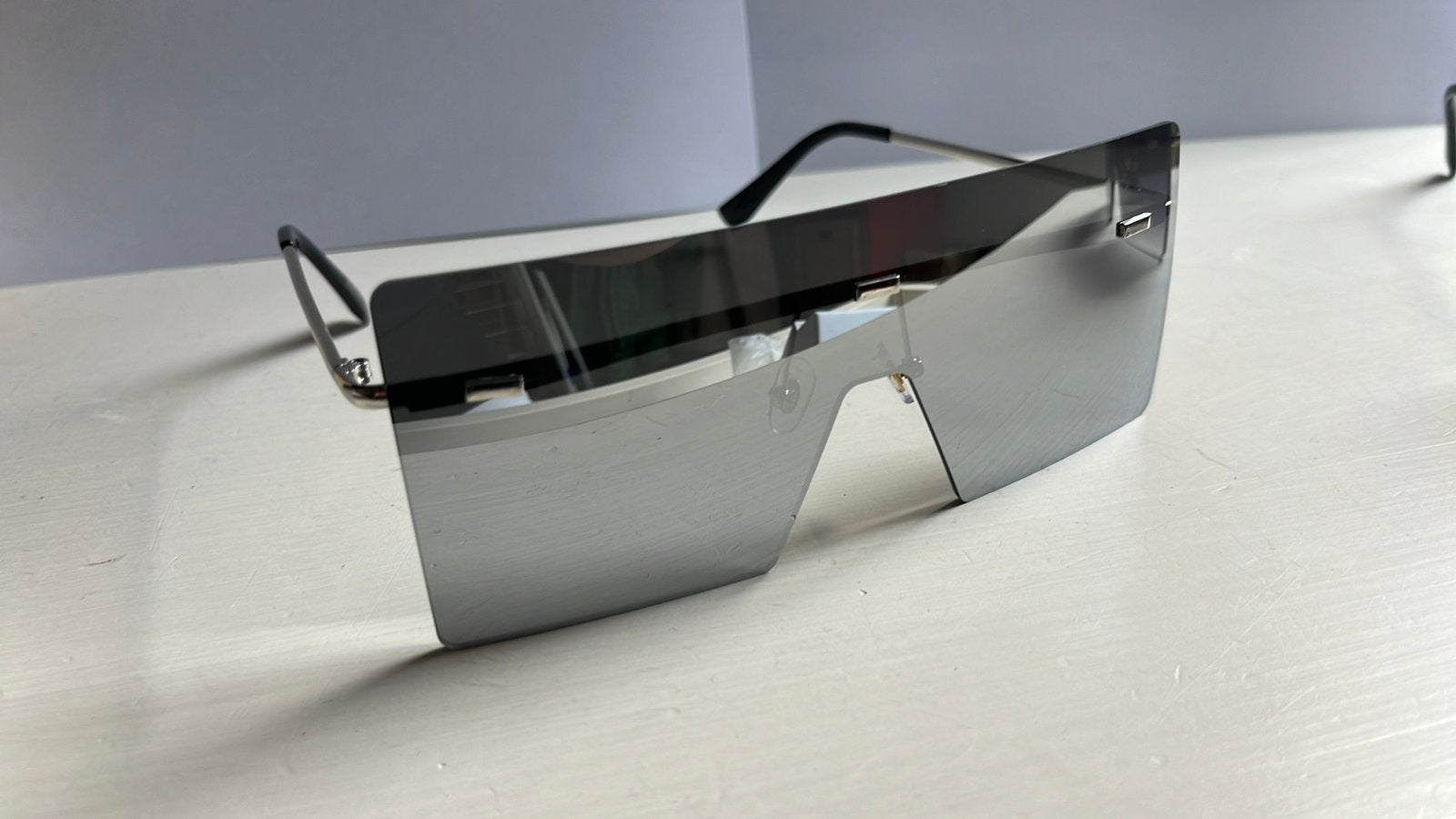Nieuw unisex zonnebrillen zilver en goudkleurig, Handtassen en Accessoires, Ophalen of Verzenden, Zonnebril