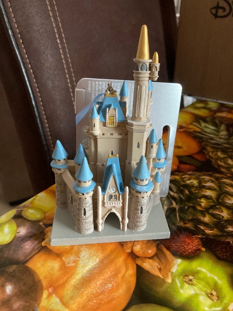 Disney Fantasyland Castle Ornament - Nieuw, Ophalen of Verzenden, Overige figuren, Nieuw, Beeldje of Figuurtje