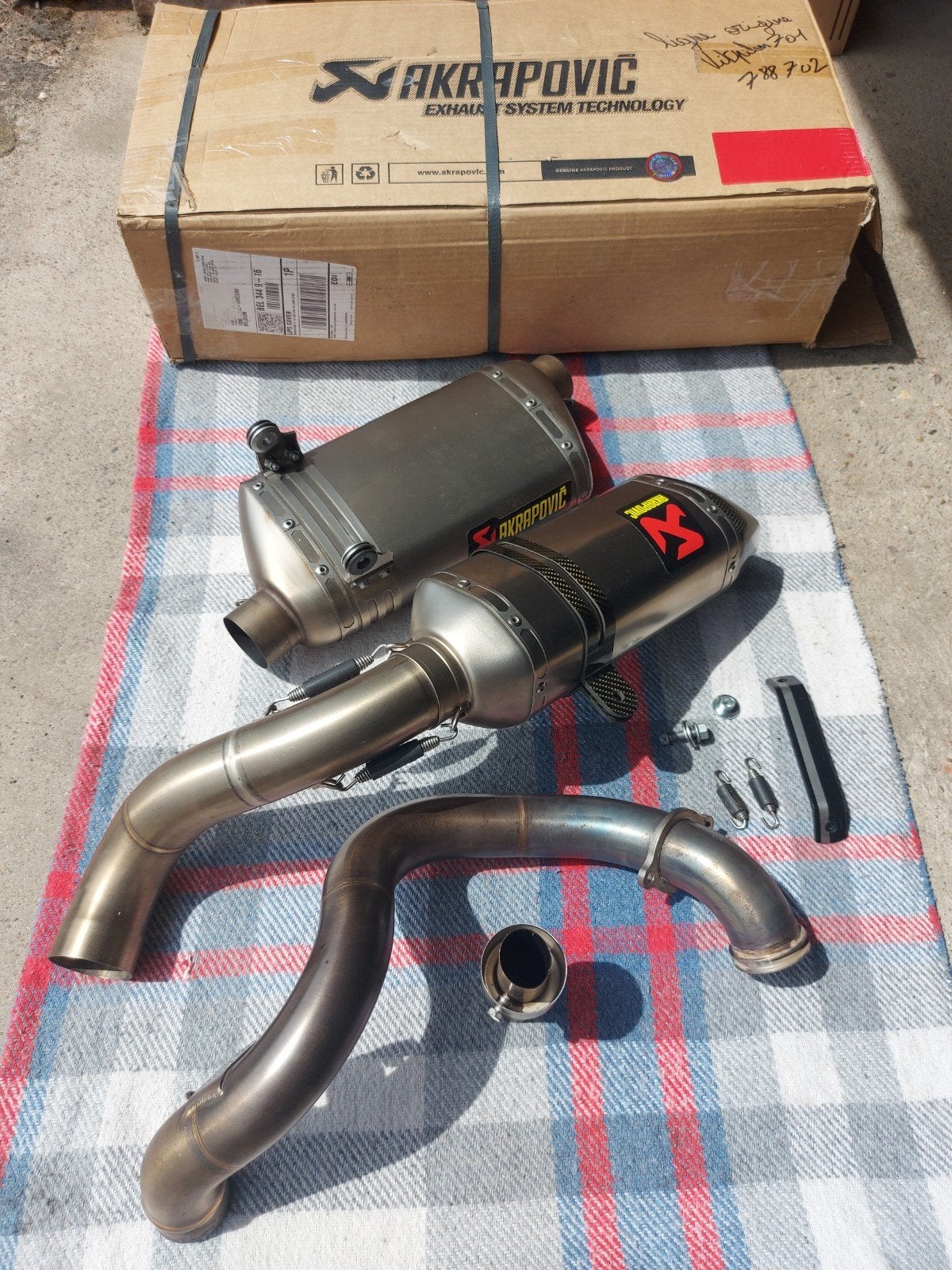 Akrapovic  Vitpilen svartpilen 701, Particulier