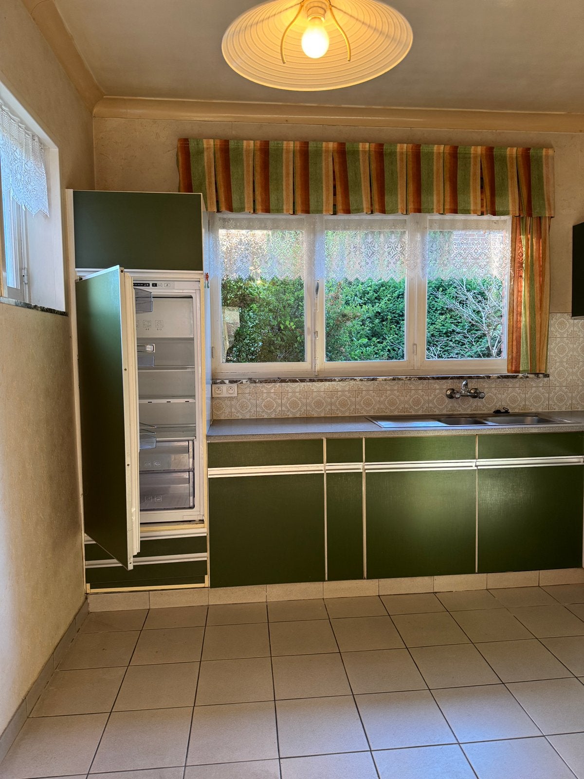 Keuken met toestellen in Buggenhout. Zelf af te breken., Huis en Inrichting, Keuken | Complete keukens, Gebruikt, Hoekkeuken, Groen